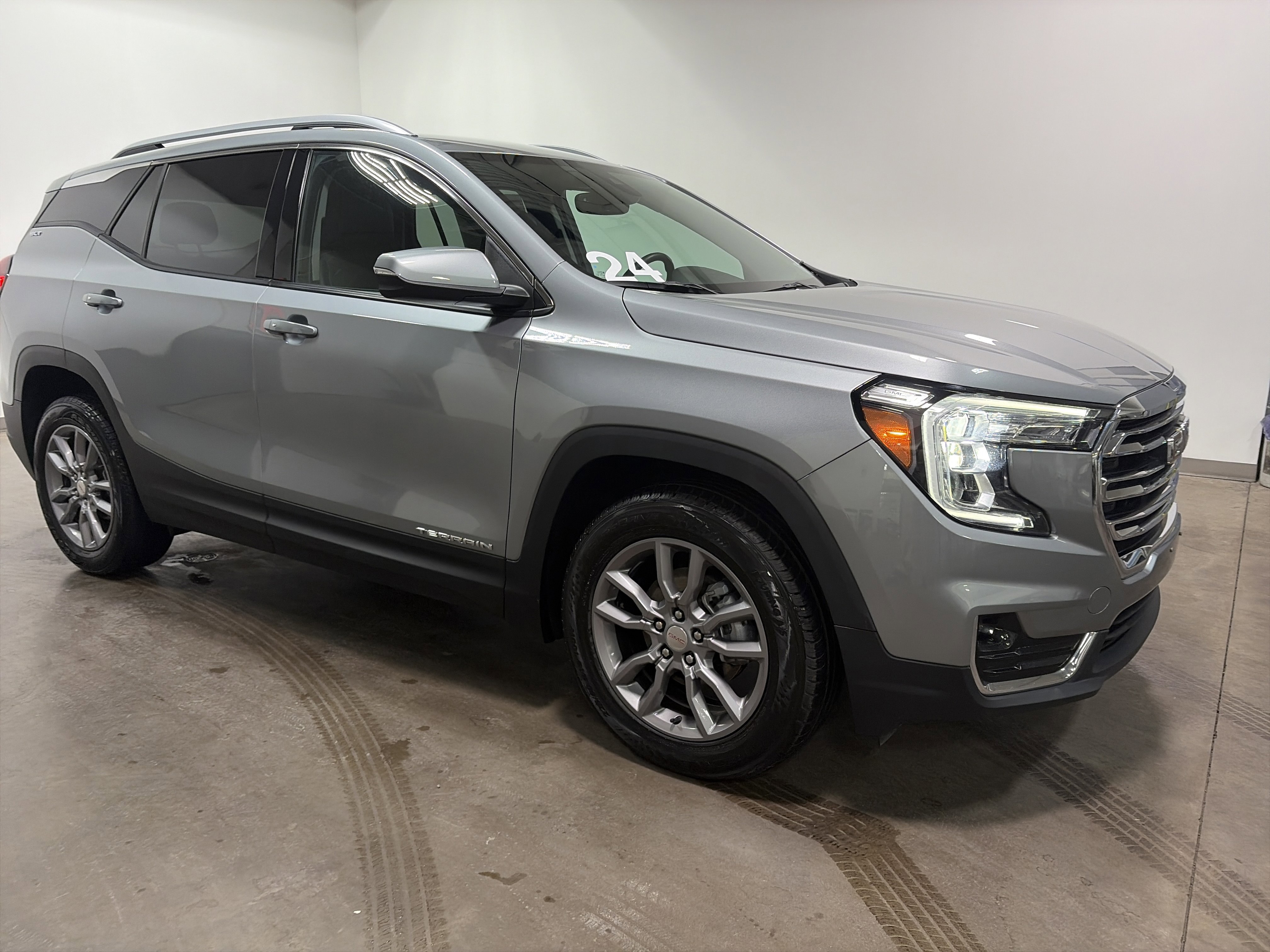 Used 2024 GMC Terrain SLT AWD/4WD image 2