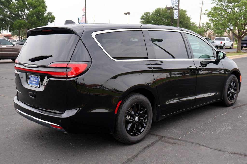 Used 2024 Chrysler Pacifica Touring-L FWD image 14