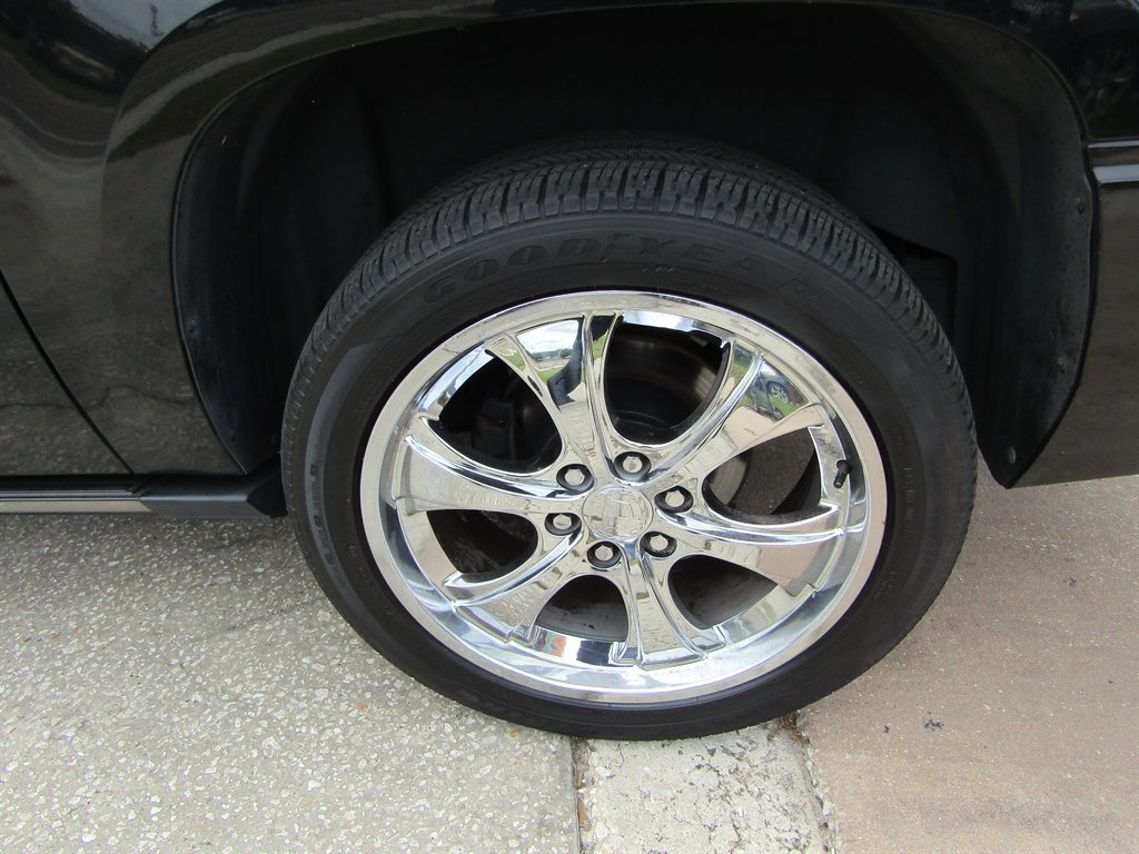 Used 2011 Cadillac Escalade ESV Premium RWD image 14