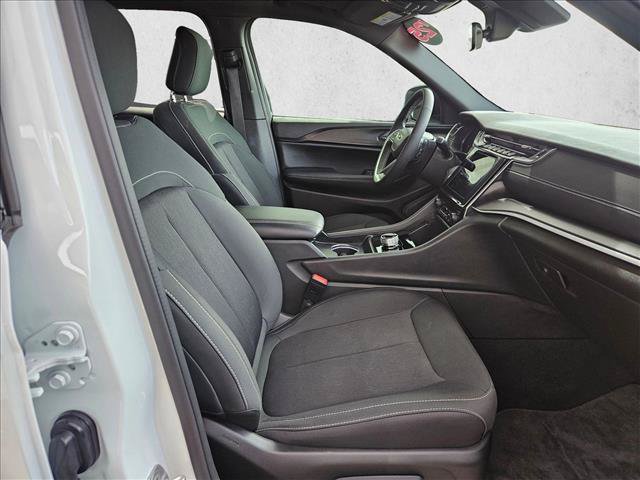 Used 2025 Jeep Grand Cherokee Laredo X RWD image 14
