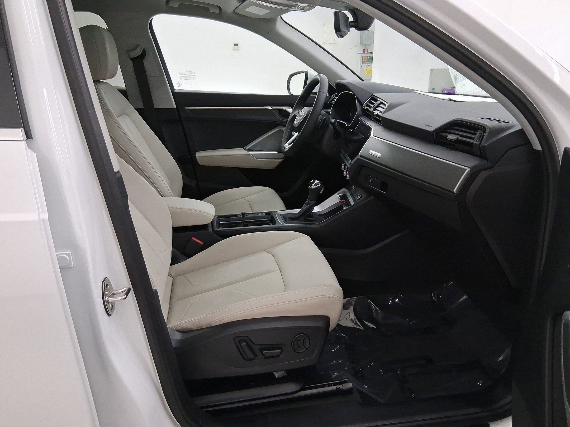 Used 2025 Audi Q3 2.0T Premium w/ Convenience Package AWD/4WD image 27