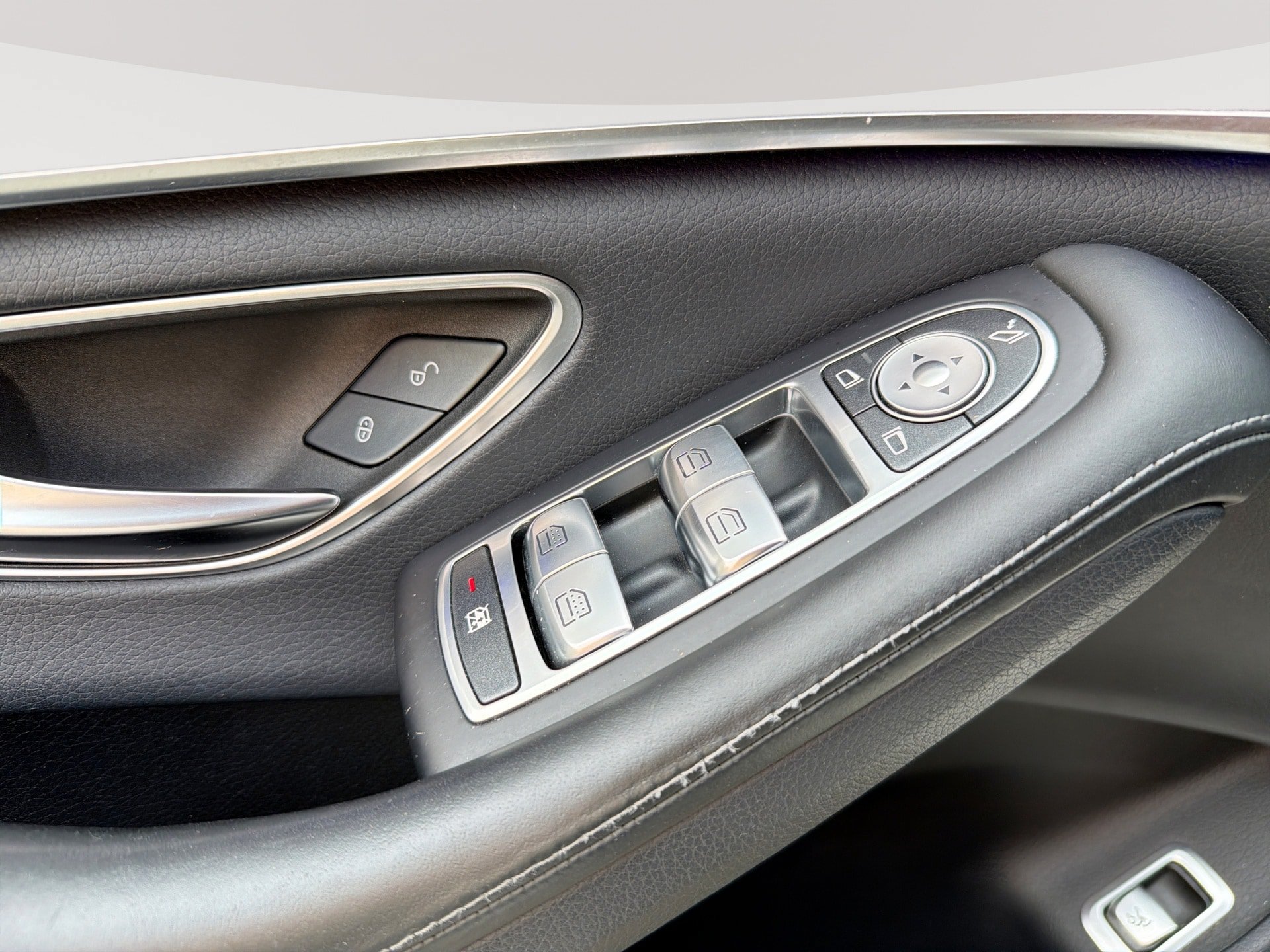 Used 2016 Mercedes-Benz S 550 4MATIC Sedan w/ Premium Package image 15