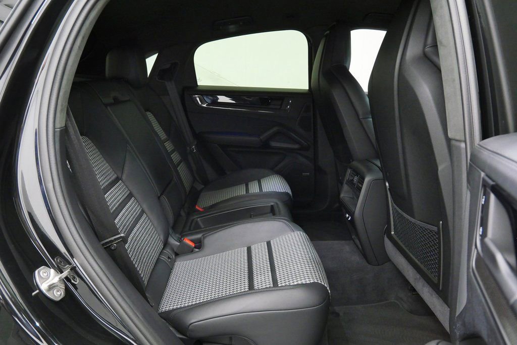Used 2025 Porsche Cayenne GTS image 20
