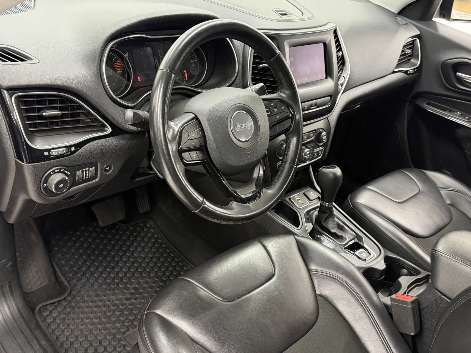 Used 2020 Jeep Cherokee Latitude Plus FWD image 3