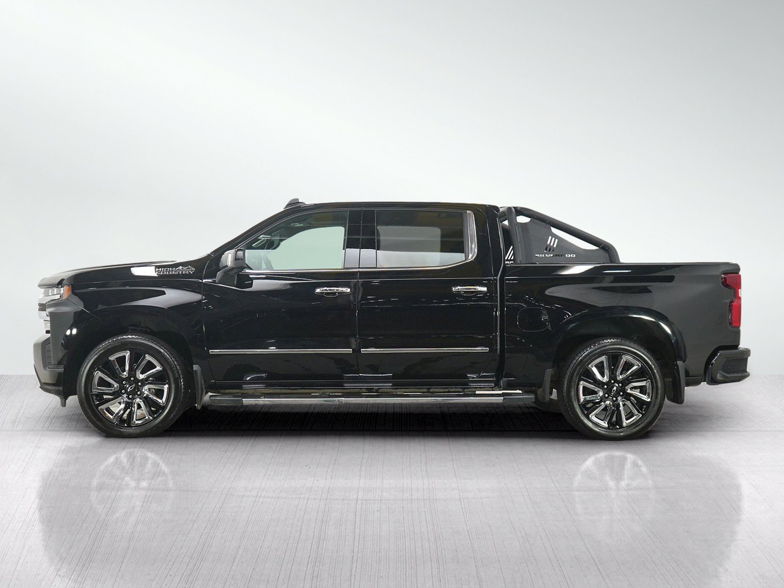 Used 2019 Chevrolet Silverado 1500 High Country w/ Technology Package AWD/4WD image 2