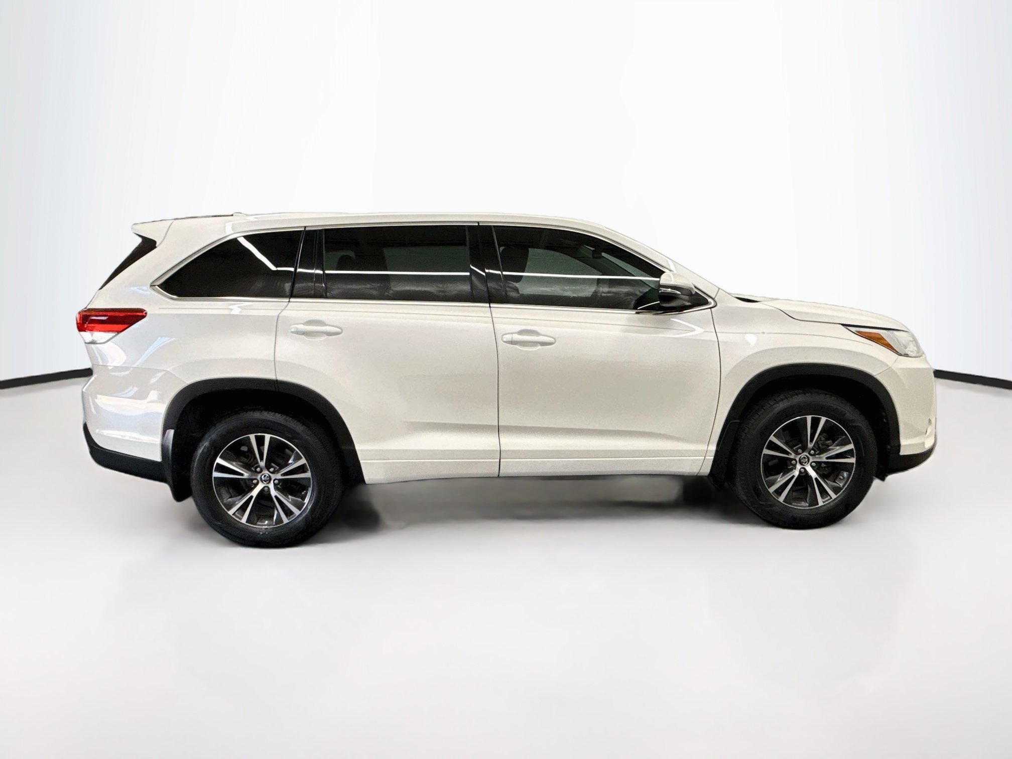 Used 2018 Toyota Highlander Plus FWD image 10