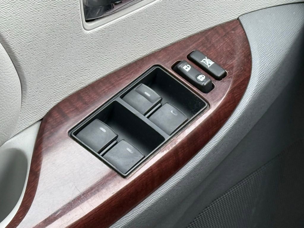 Used 2013 Toyota Sienna XLE image 32