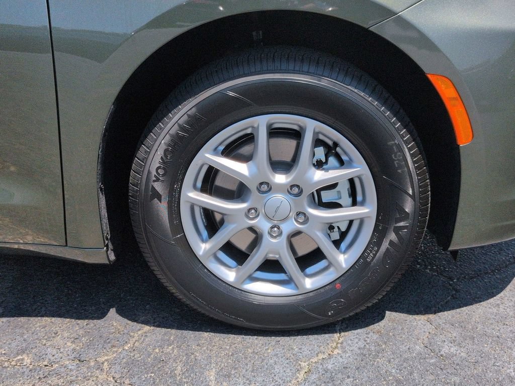 New 2027 Chrysler Pacifica Select FWD image 9