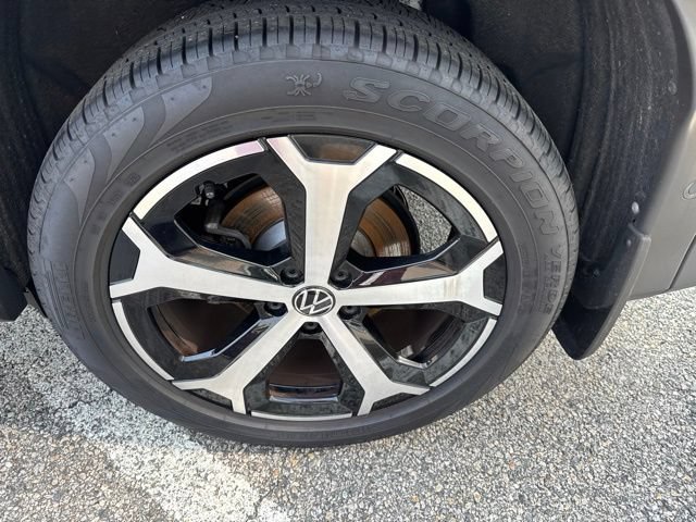 Used 2025 Volkswagen Tiguan SE AWD/4WD image 10