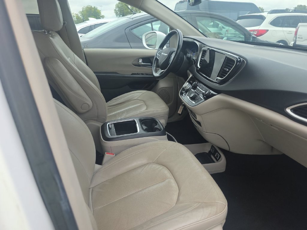 Used 2021 Chrysler Pacifica Touring-L FWD image 5