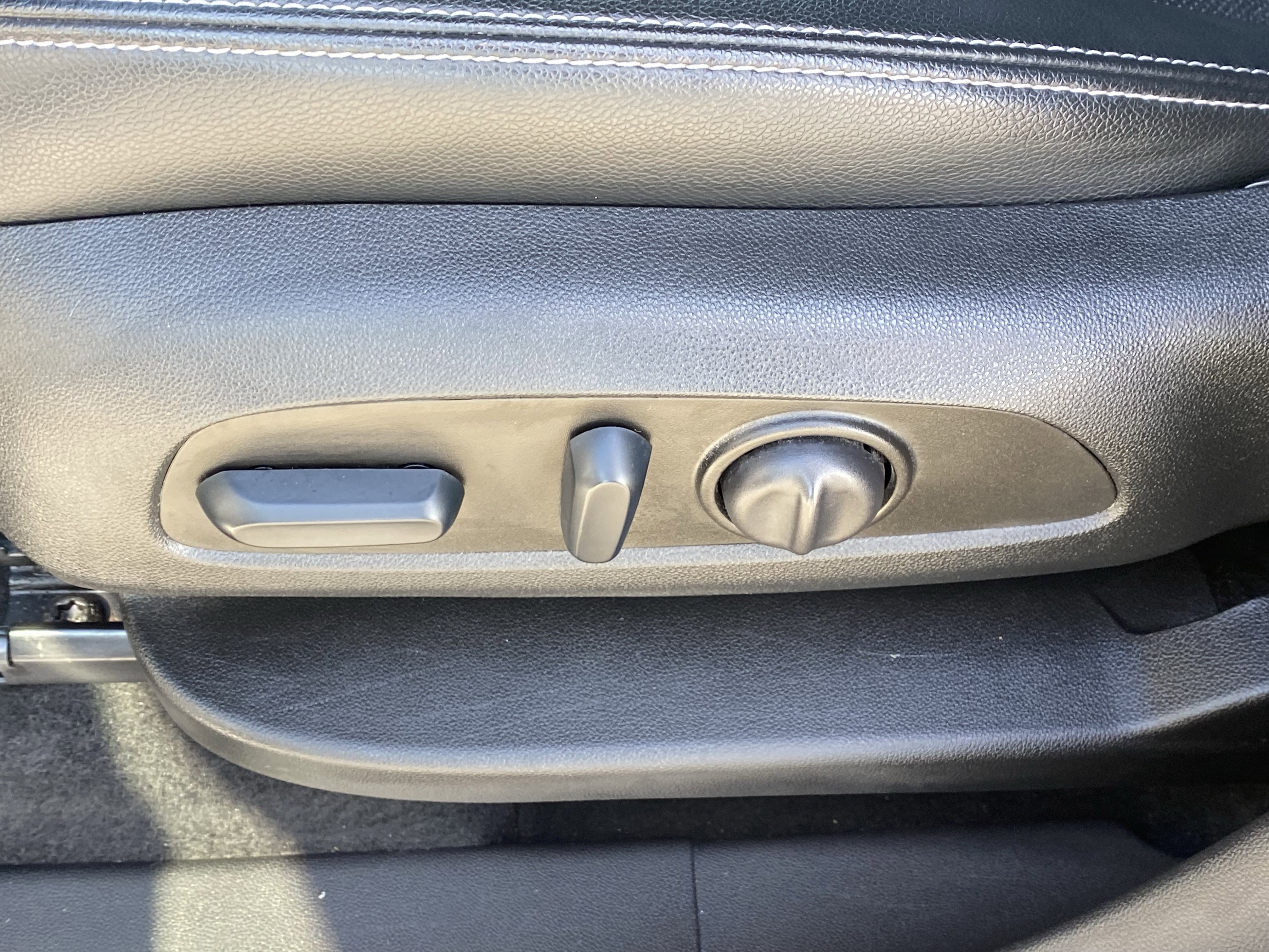 Used 2023 GMC Terrain SLT image 16