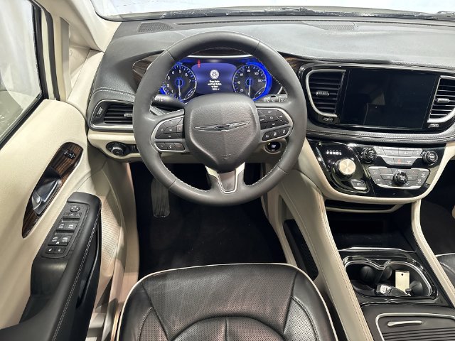Used 2023 Chrysler Pacifica Limited FWD image 16