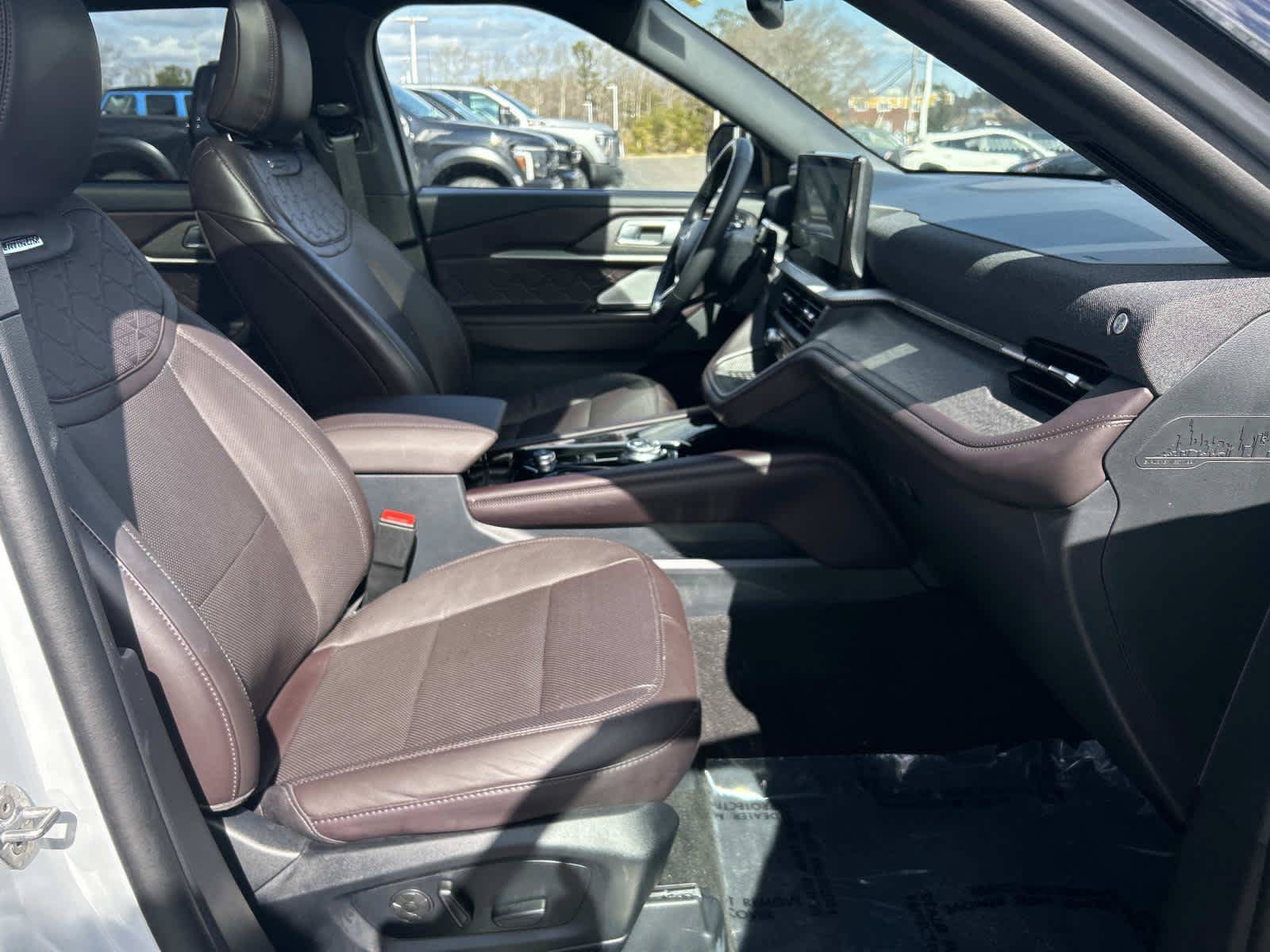 Used 2025 Ford Explorer Platinum w/ LUX Leather Package AWD/4WD image 21