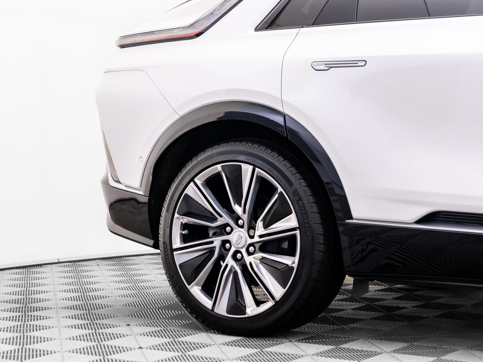 Certified 2025 Cadillac Lyriq Luxury w/ LPO, Floor Liner Package AWD/4WD image 39