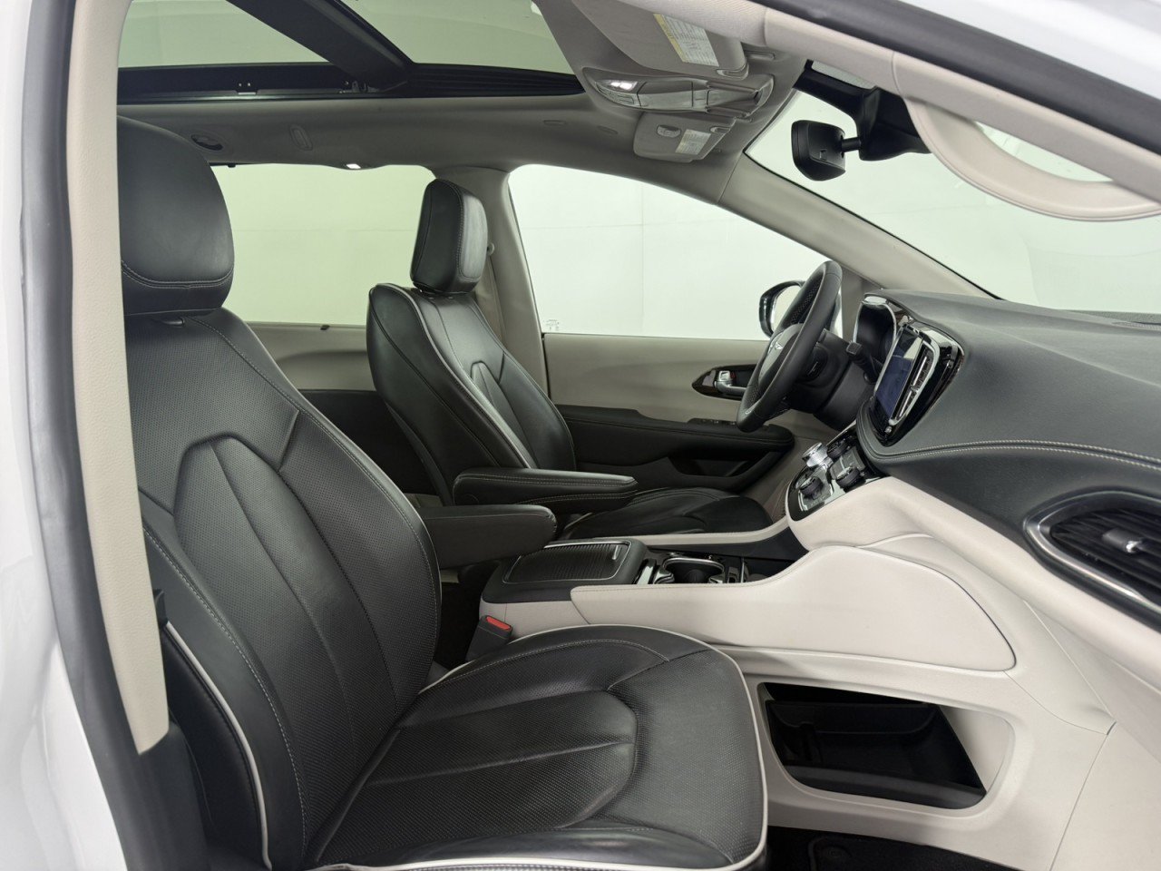 Used 2024 Chrysler Pacifica Limited FWD image 10