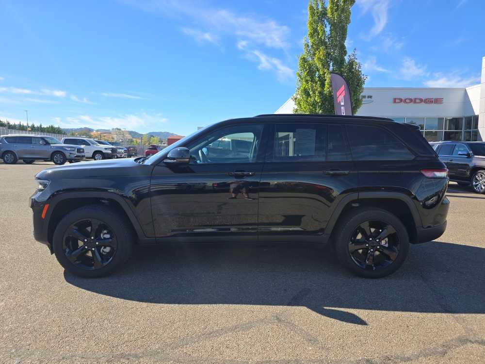 Used 2025 Jeep Grand Cherokee Limited w/ Black Appearance Package AWD/4WD image 2