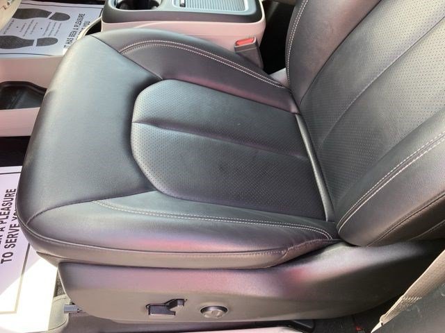 Used 2024 Chrysler Pacifica Touring-L FWD image 12