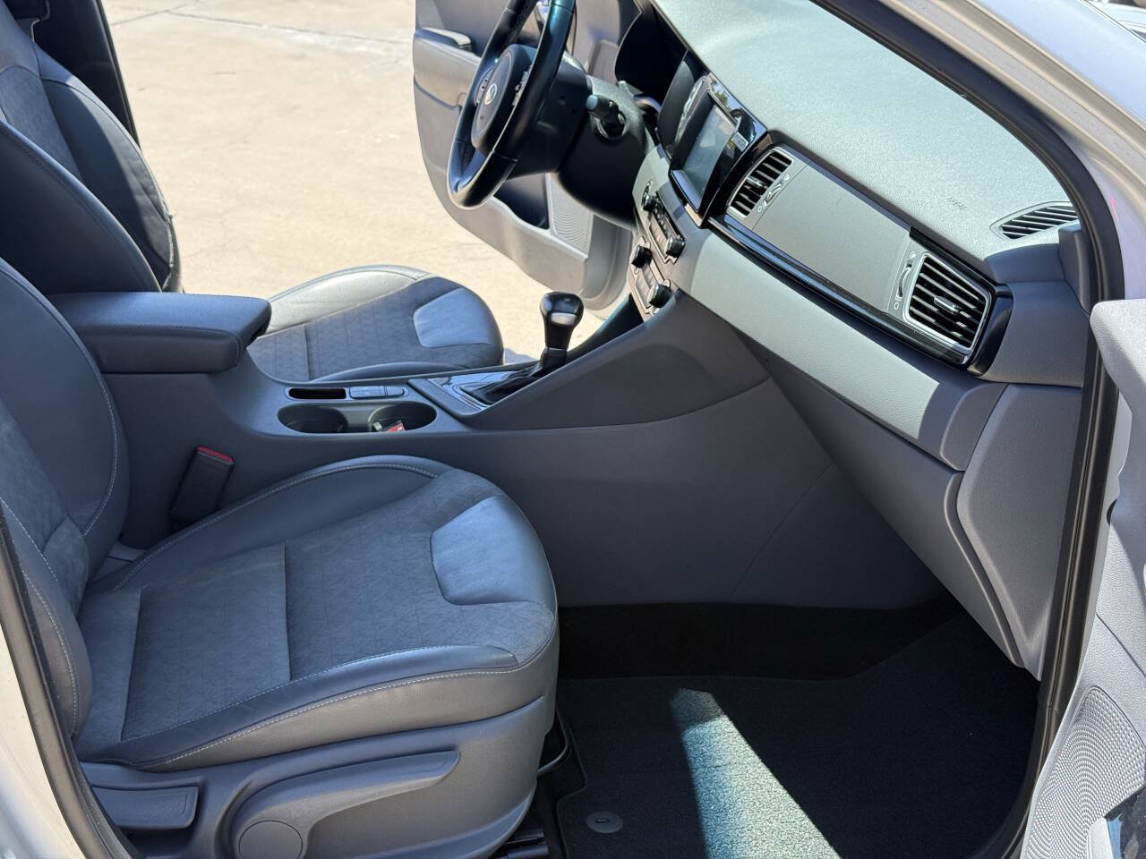 Used 2017 Kia Niro EX FWD image 10