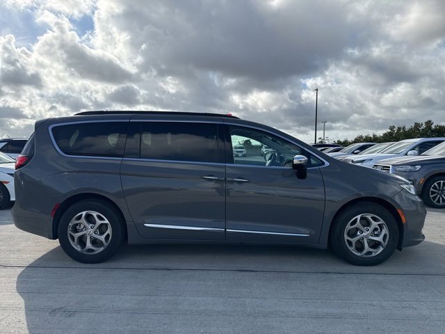 Used 2023 Chrysler Pacifica Limited image 2