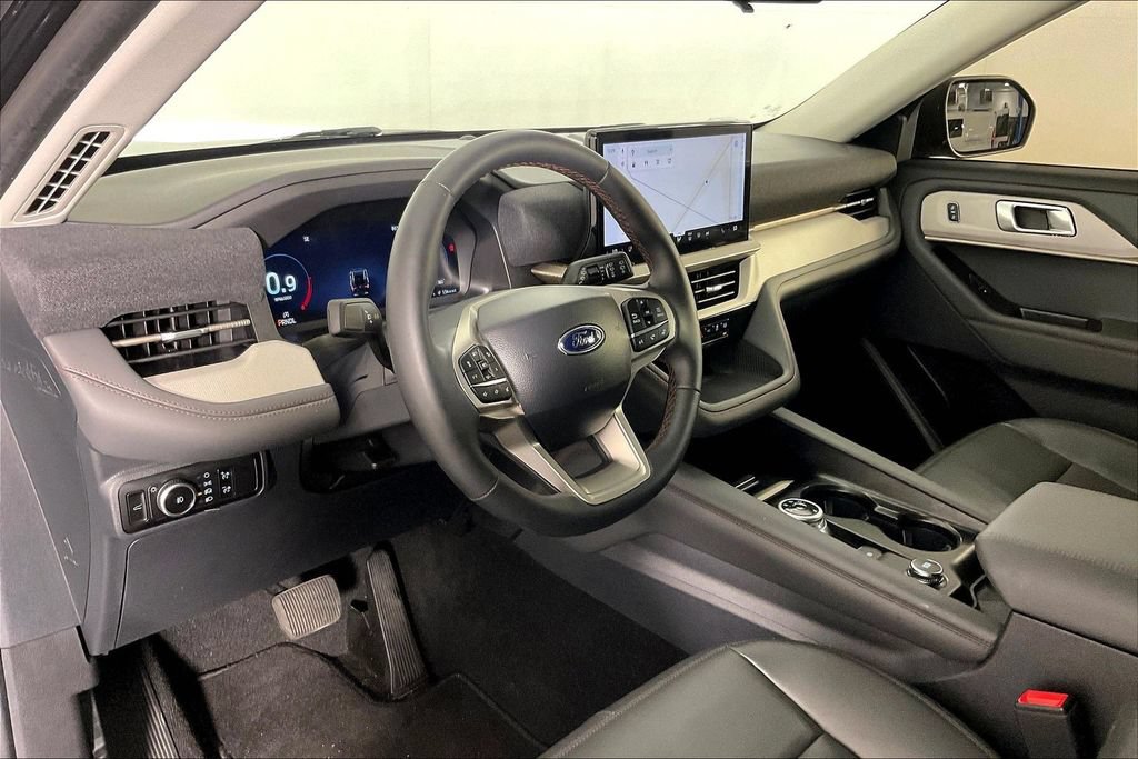 Used 2025 Ford Explorer Active w/ Active Comfort Package RWD image 16