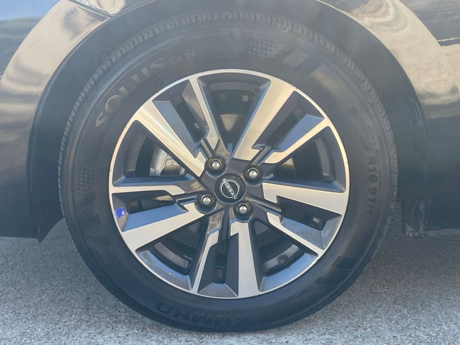 Used 2025 Nissan Versa SV image 30