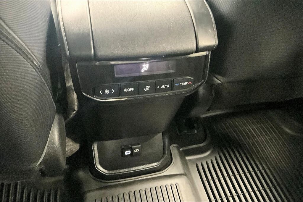 Used 2023 Toyota Highlander L image 31