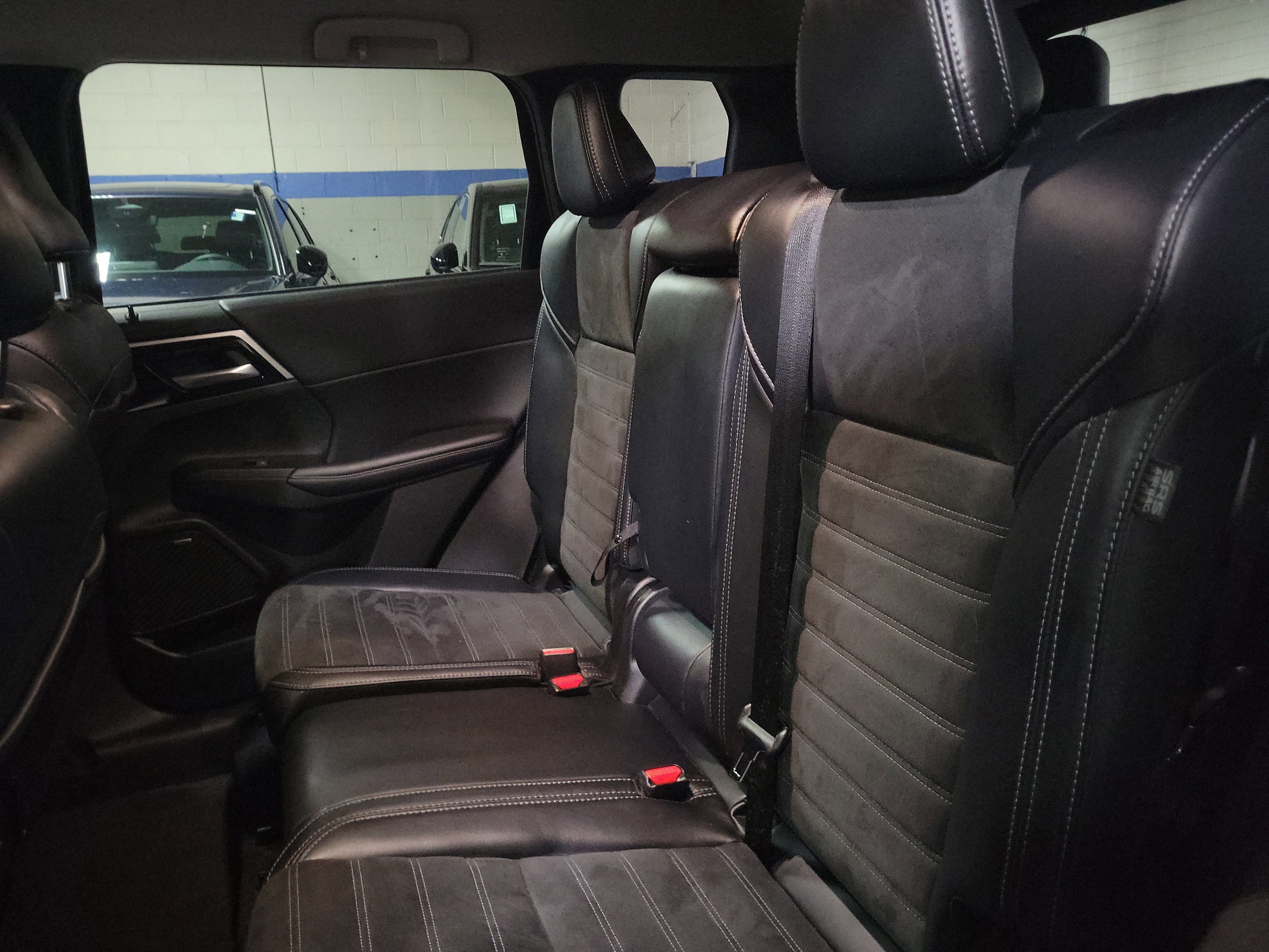 Used 2025 Mitsubishi Outlander SE image 11