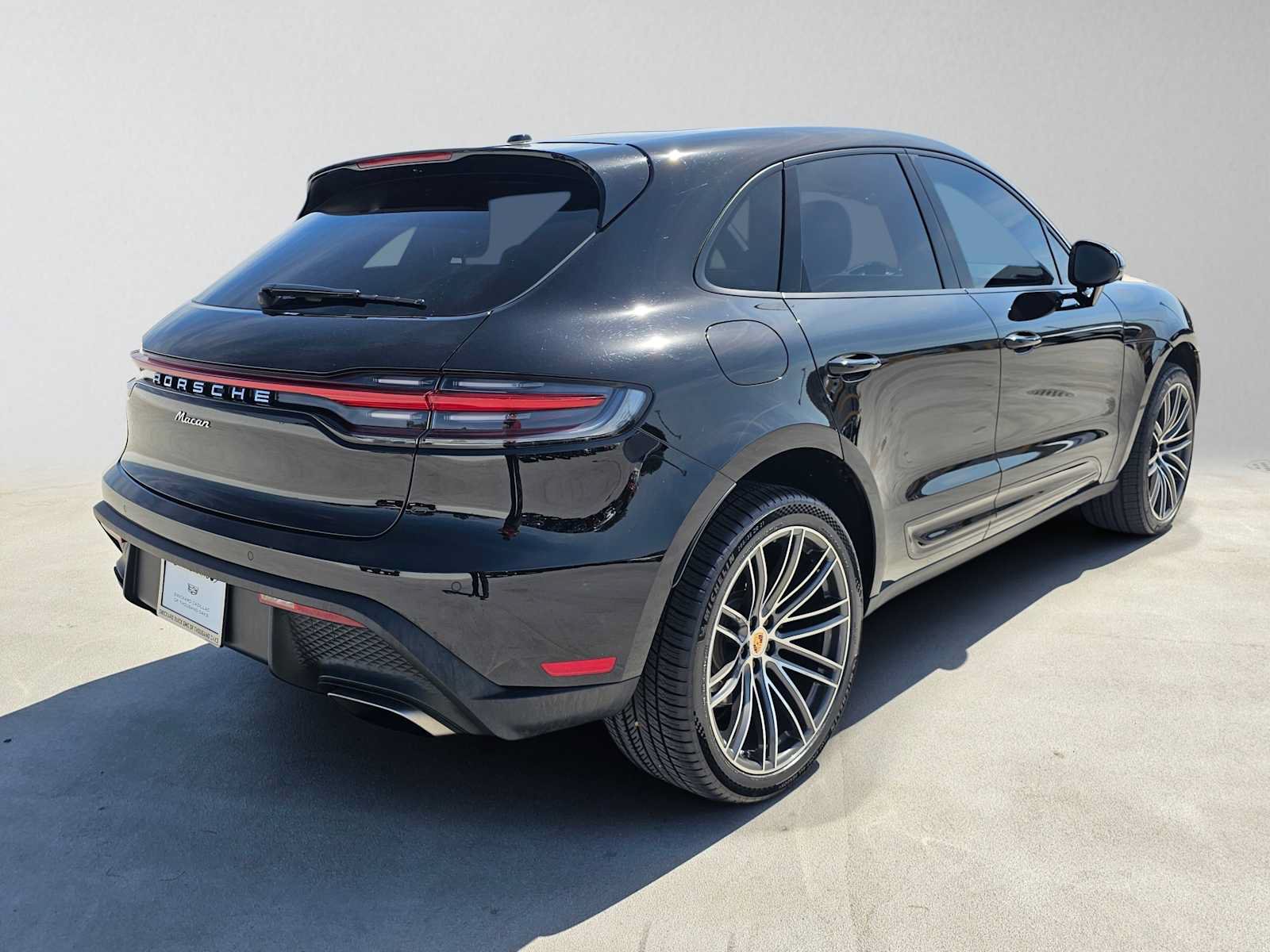 Used 2023 Porsche Macan AWD/4WD image 3