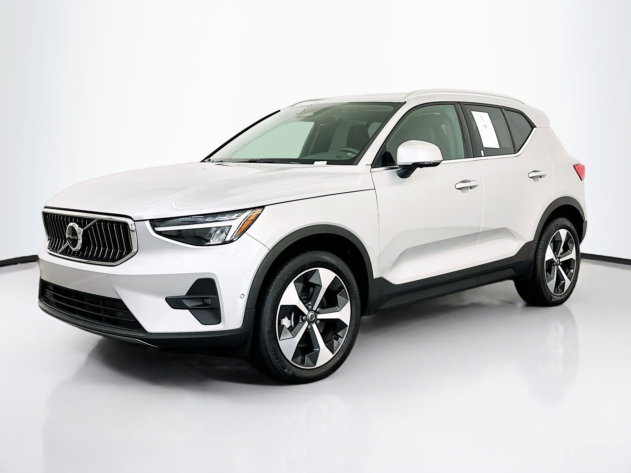 Used 2025 Volvo XC40 B5 Plus image 3