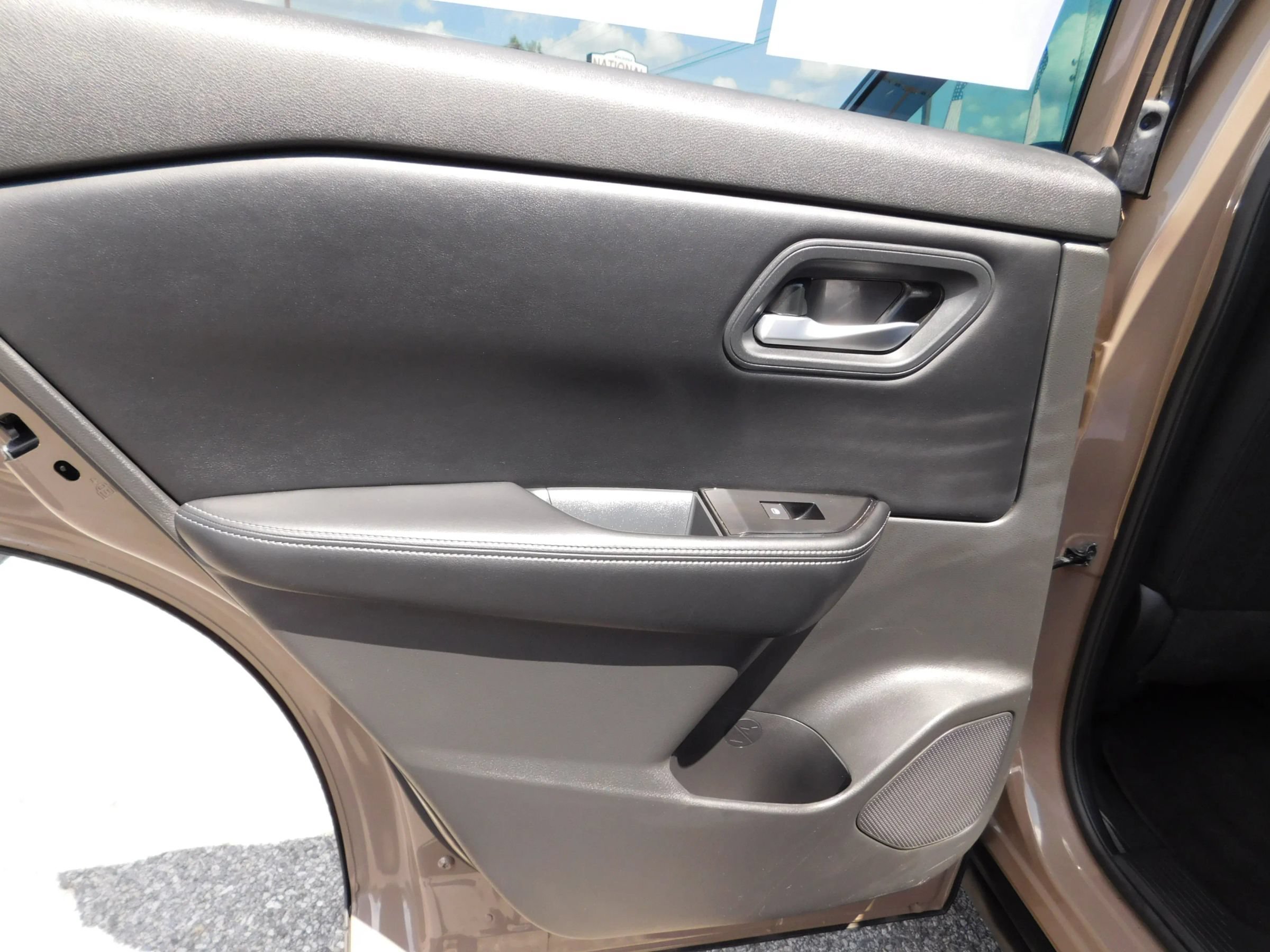 Used 2025 Nissan Rogue SV FWD image 12