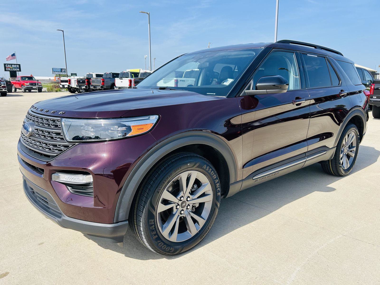 Used 2023 Ford Explorer XLT w/ Equipment Group 202A AWD/4WD image 39