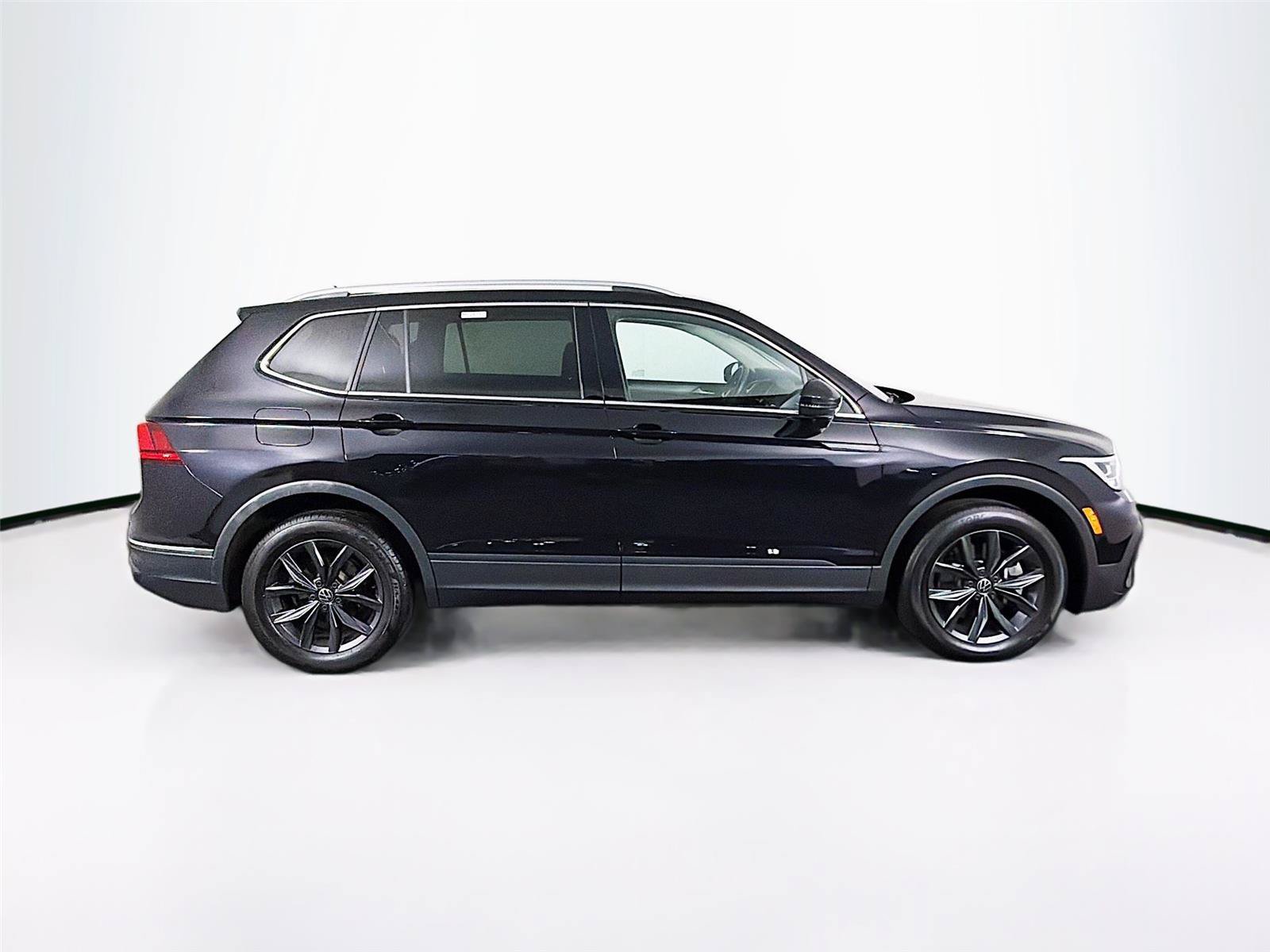 Used 2023 Volkswagen Tiguan SE w/ Panoramic Sunroof Package AWD/4WD image 12