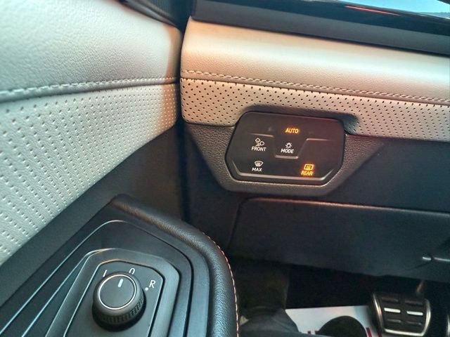 Certified 2025 Volkswagen Atlas Peak Edition SE image 18