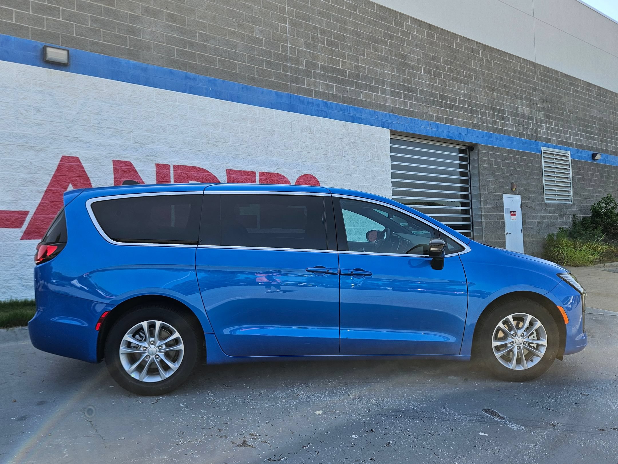 New 2027 Chrysler Pacifica Select FWD image 8