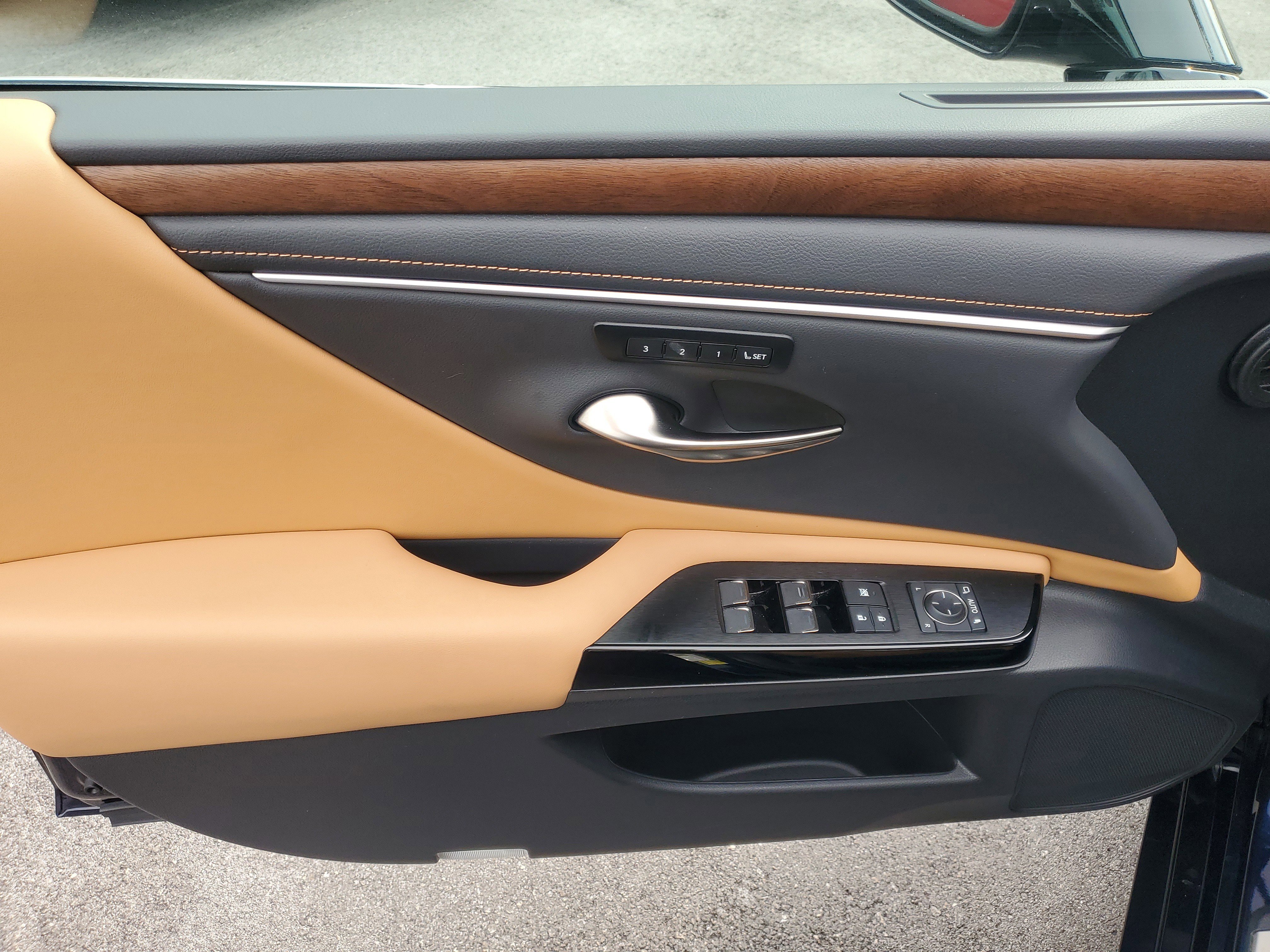 Used 2024 Lexus ES 350 w/ Premium Package image 19