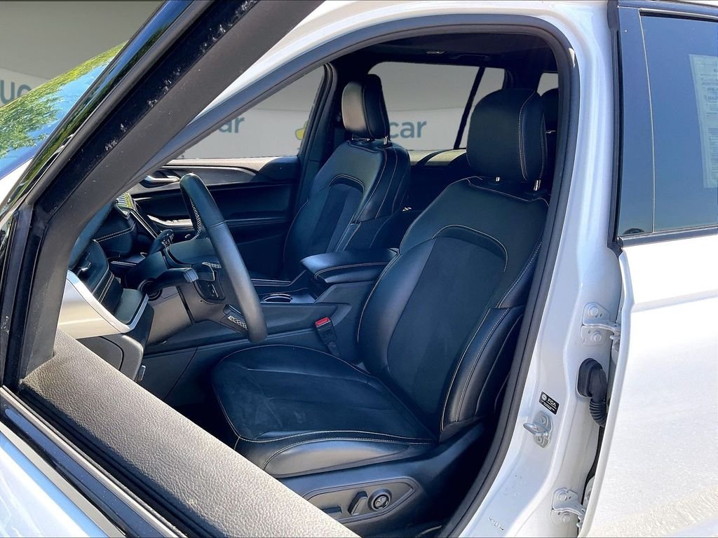Used 2025 Jeep Grand Cherokee Altitude AWD/4WD image 9