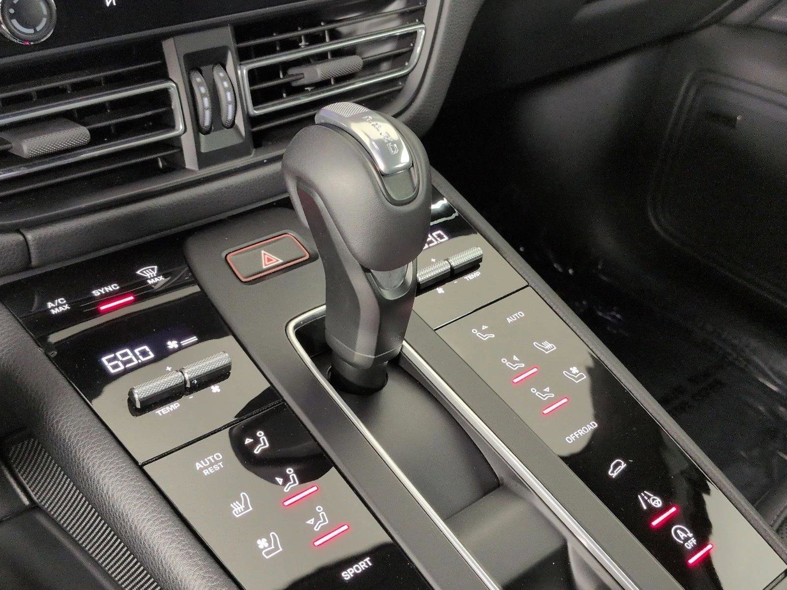 Certified 2025 Porsche Macan AWD/4WD image 21