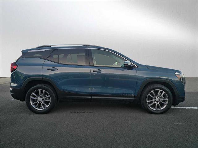 Used 2024 GMC Terrain SLT image 2