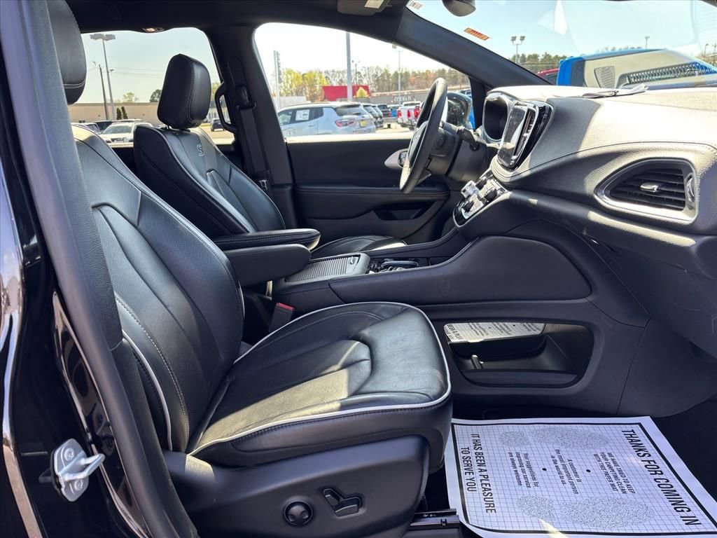 Used 2025 Chrysler Pacifica Limited image 16