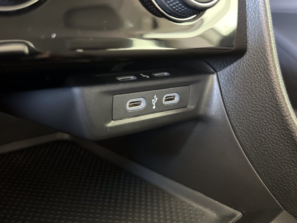 Used 2023 Volkswagen Jetta SE FWD image 35