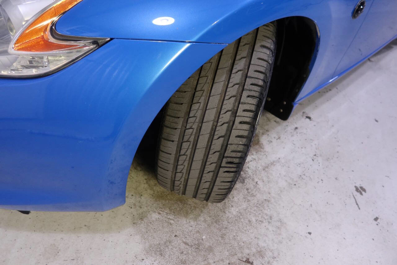 Used 2009 Nissan 370Z Touring w/ Sport Pkg image 11