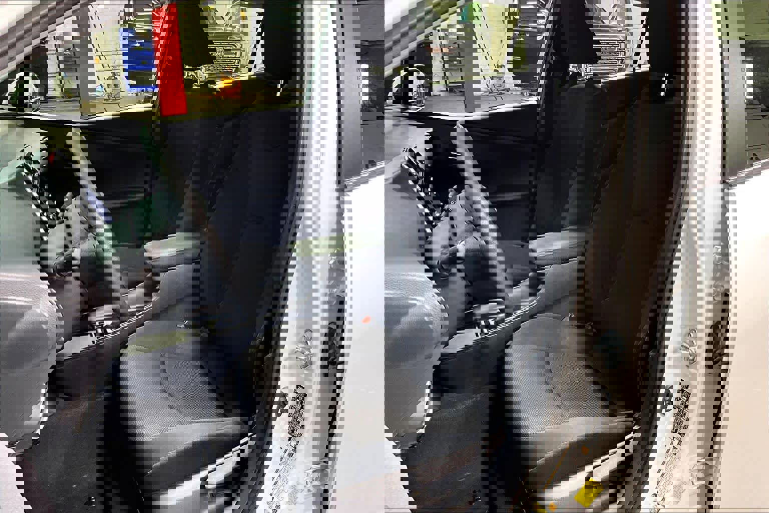 Used 2021 Toyota Prius L Eco FWD image 8