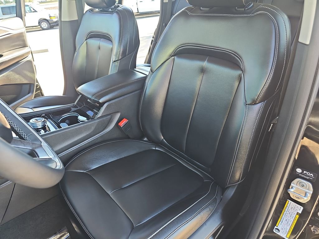 Used 2023 Jeep Grand Cherokee Limited w/ Black Appearance Package image 15