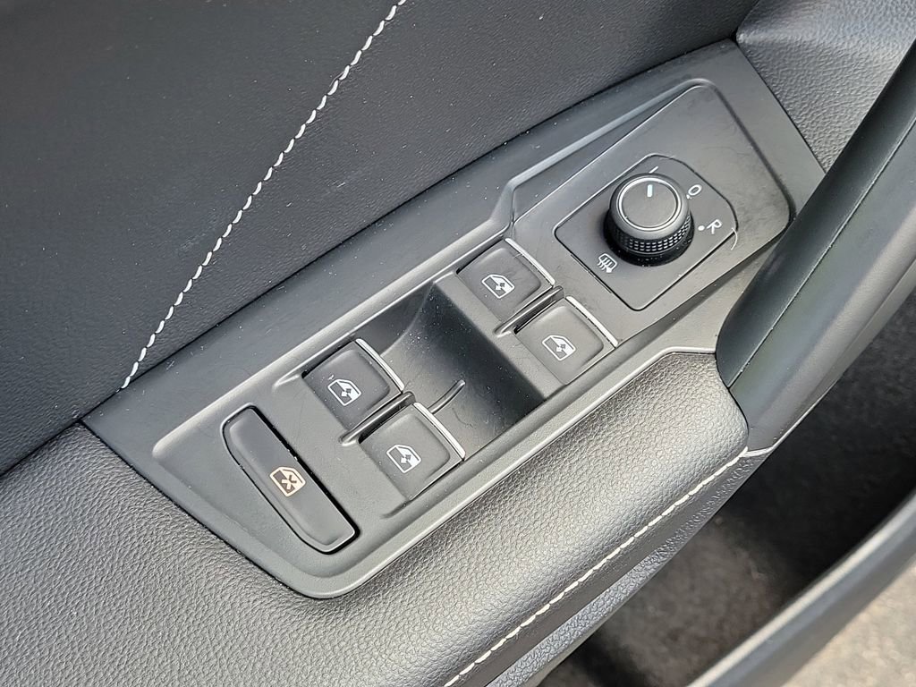 Used 2023 Volkswagen Tiguan SE R-Line image 20