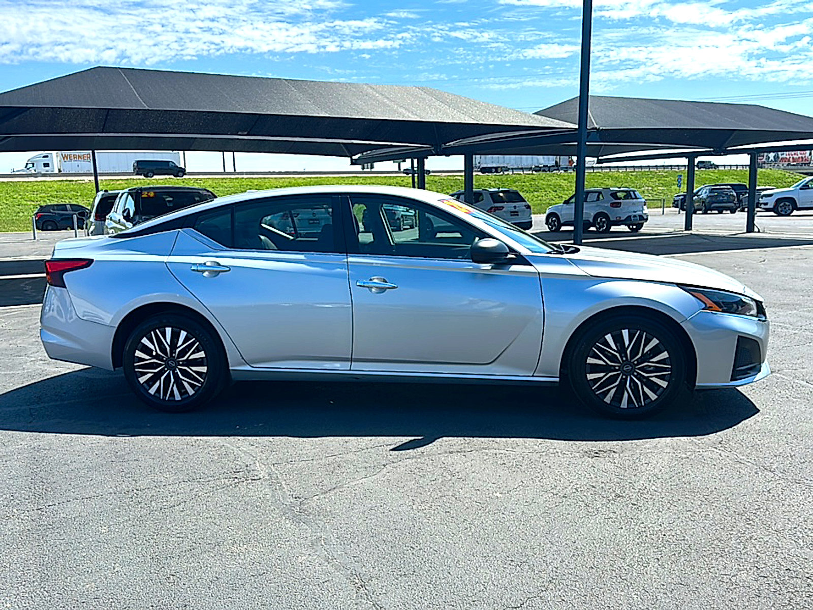 Used 2024 Nissan Altima 2.5 SV image 9