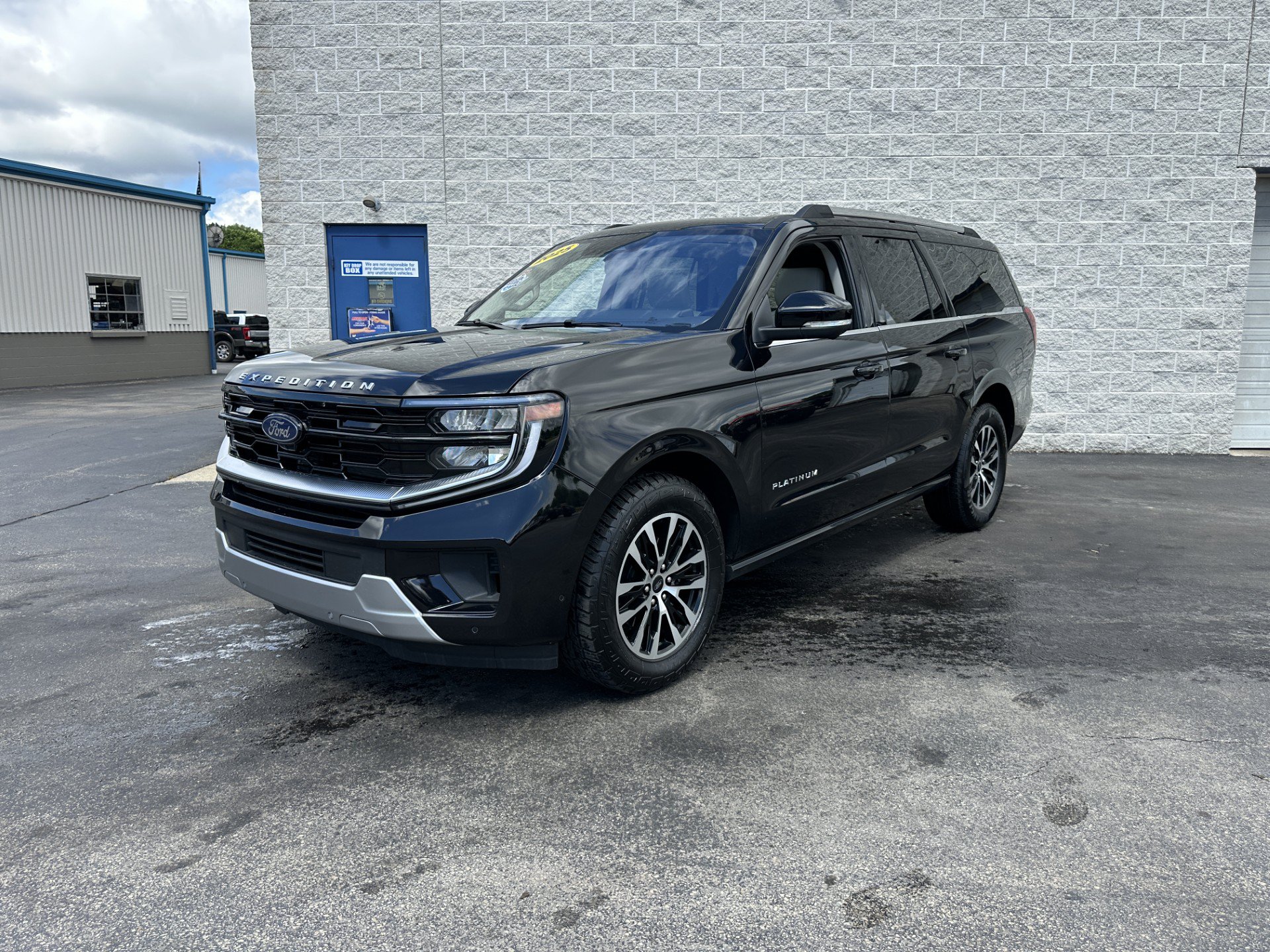 Used 2025 Ford Expedition Max Platinum AWD/4WD image 2