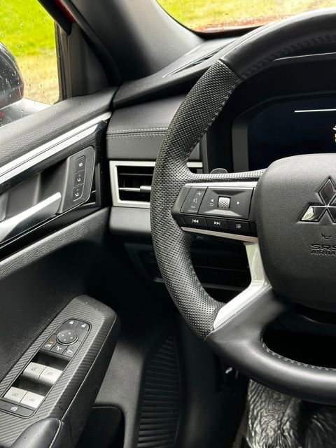 Used 2023 Mitsubishi Outlander AWD image 26