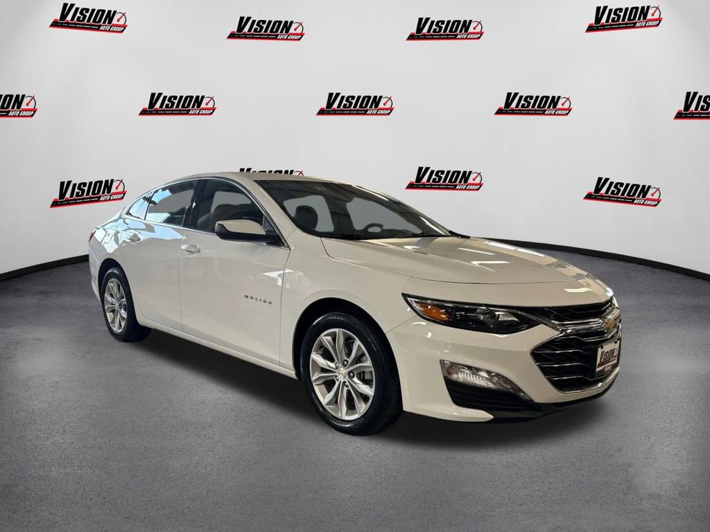 Used 2025 Chevrolet Malibu LT image 3