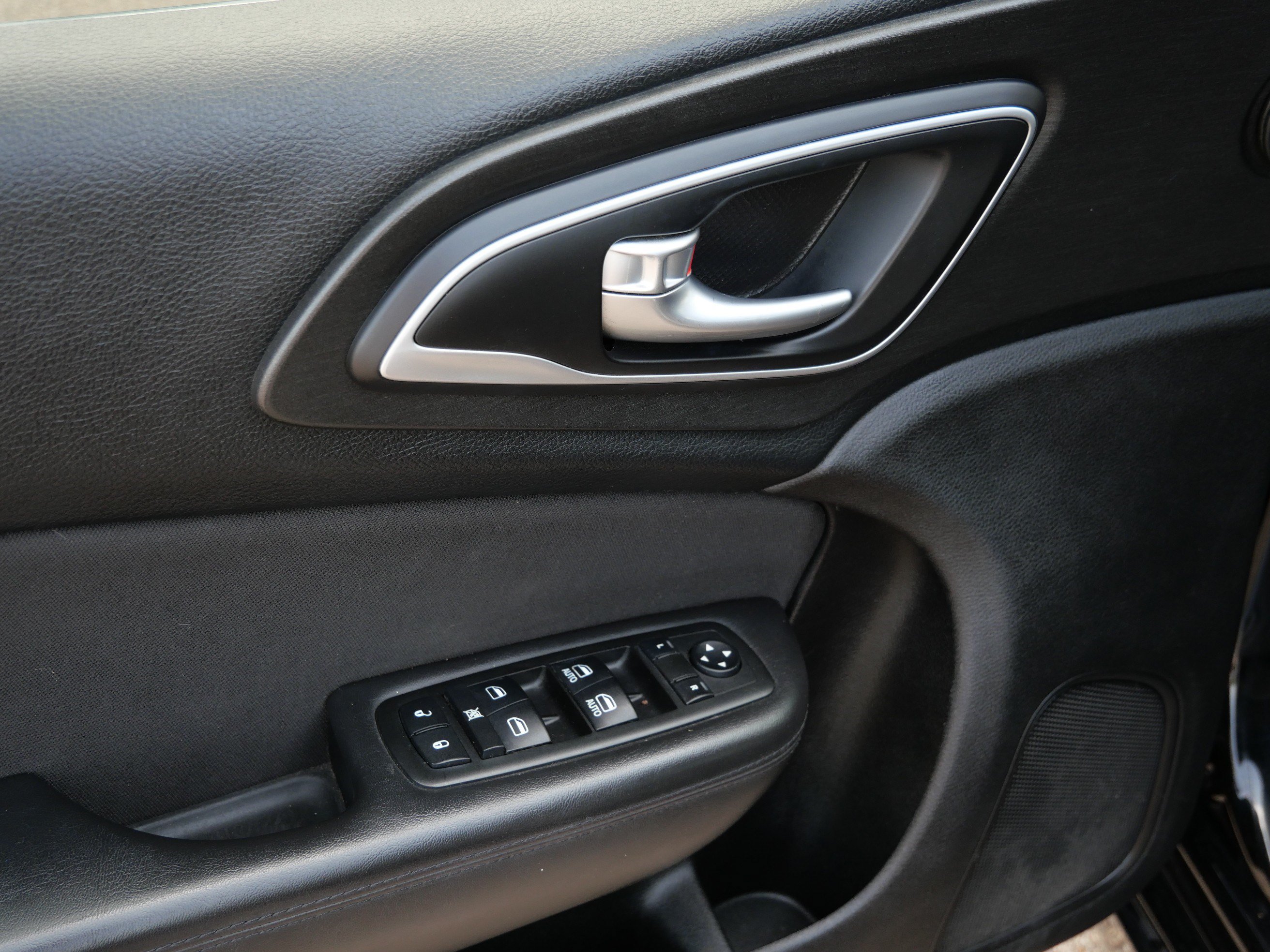 Used 2015 Chrysler 200 Limited w/ Convenience Group FWD image 20