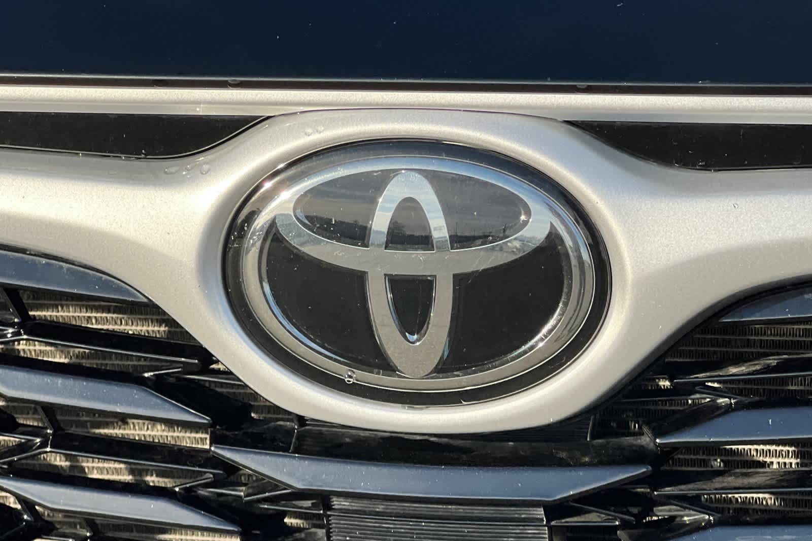 Used 2024 Toyota Highlander LE AWD/4WD image 16